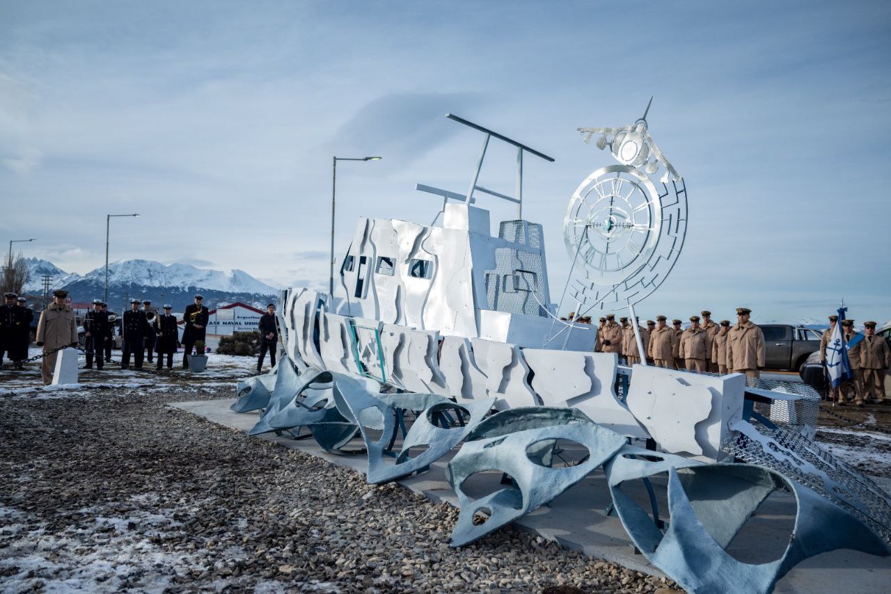 Inauguran la escultura del guardacostas «Río Iguazú»