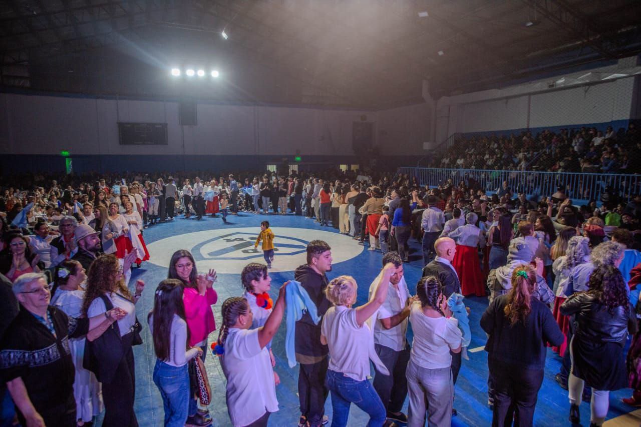 Se viene la gran peña folklórica «Esperando el 25»