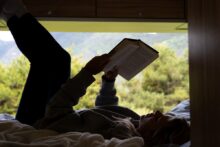tarot al amanecer cómo la primera luz del día potencia tu lectura diaria