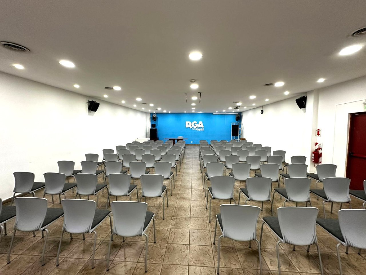 Total donó 100 sillas para el auditorio del museo Choquintel