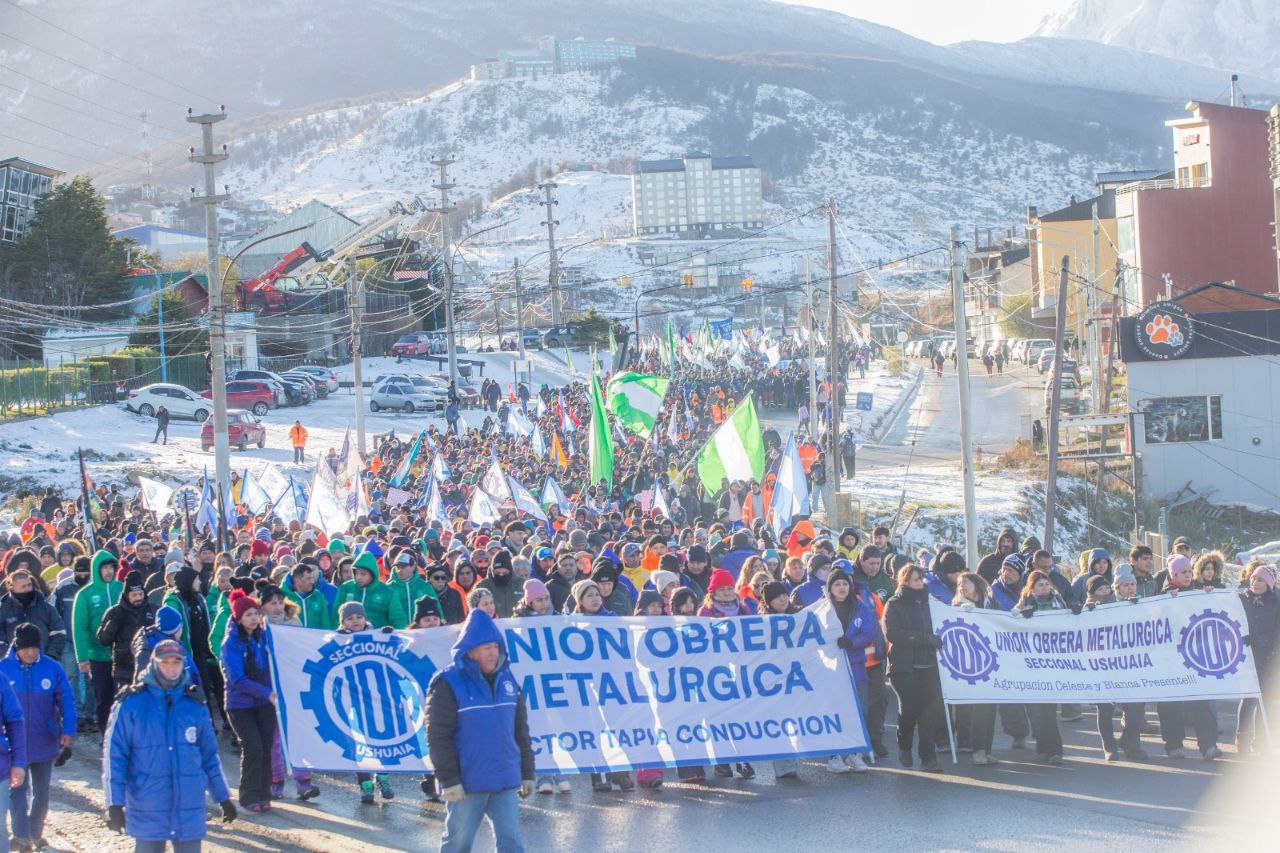 La capital marchó a favor de la industria fueguina
