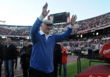 Amadeo Carrizo saludando al público en el estadio Monumental de River Plate