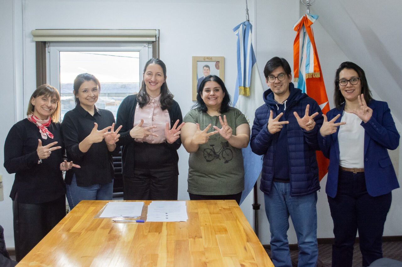 Trabajadores municipales aprenderán Lengua de Señas