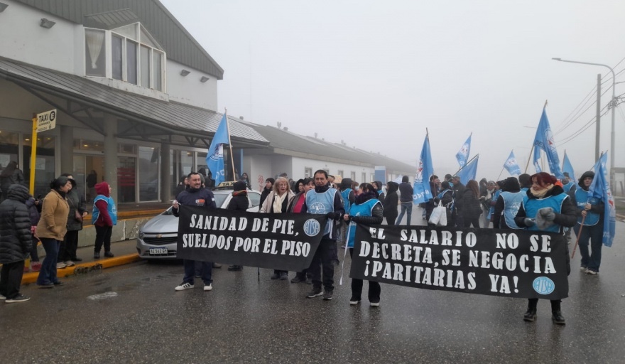 Personal de salud mantiene protestas ante la falta de negociación salarial