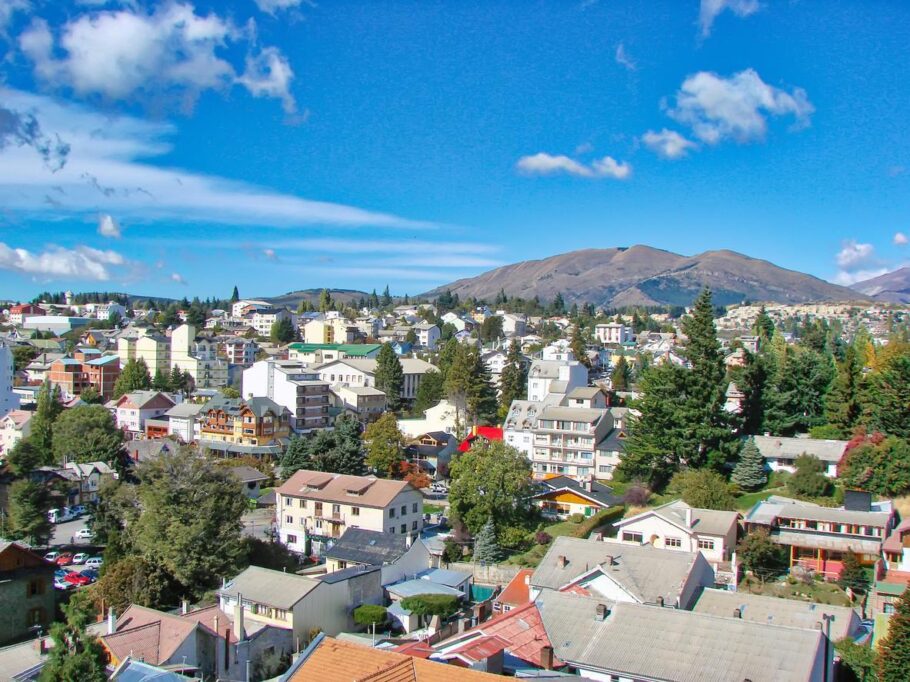 Vista de Bariloche con casas, edificios y montañas al fondo
