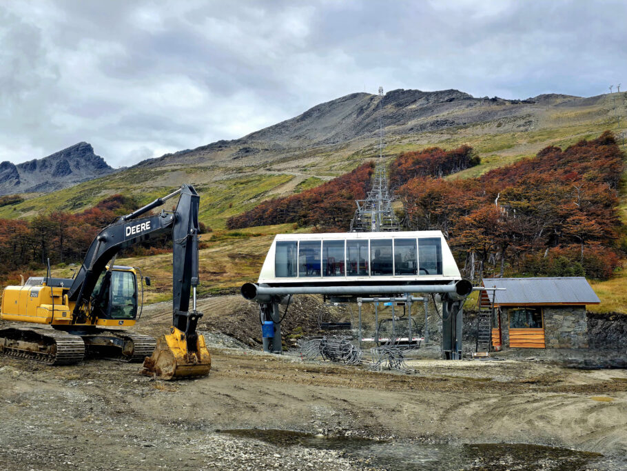Construcción de la aerosilla Del Valle en Cerro Castor fuera de temporada