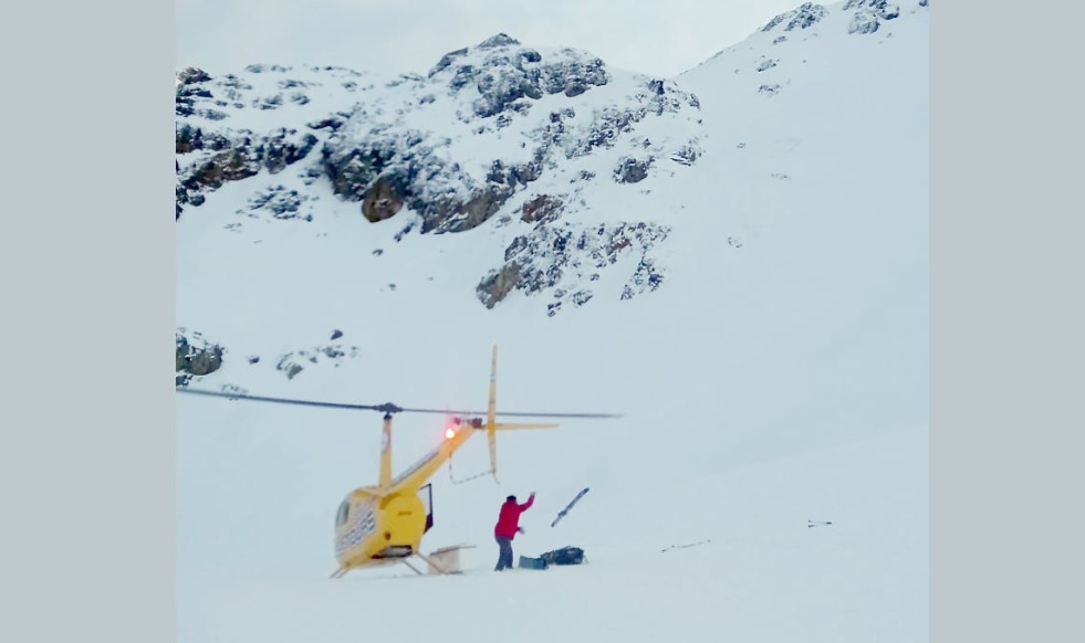 Dos personas estuvieron atrapados bajo la nieve por casi una hora