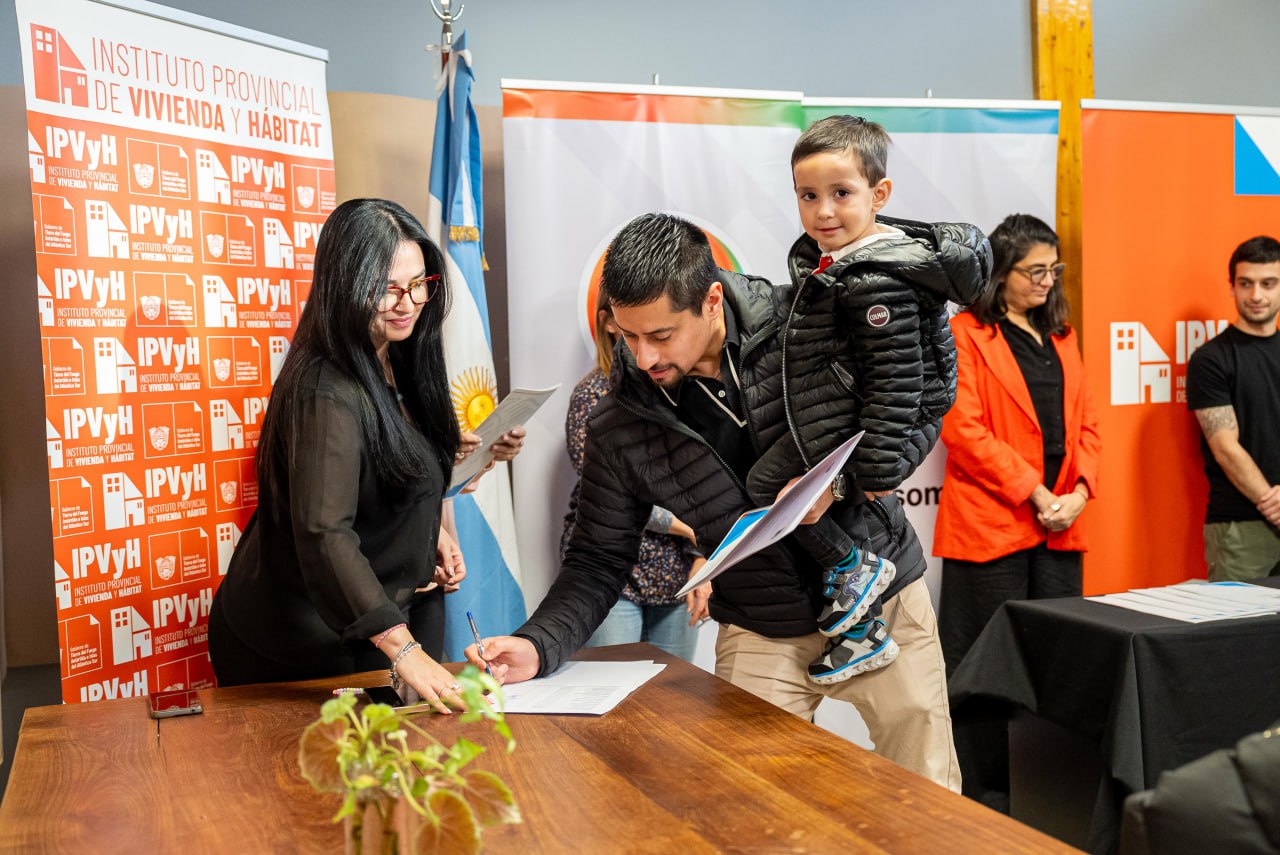«Cada terreno entregado reafirma el compromiso con el desarrollo de la provincia»