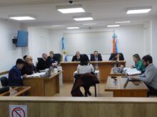 juicio oral y no público contra un hombre acusado de agredir, retener y abusar sexualmente de su esposa.
