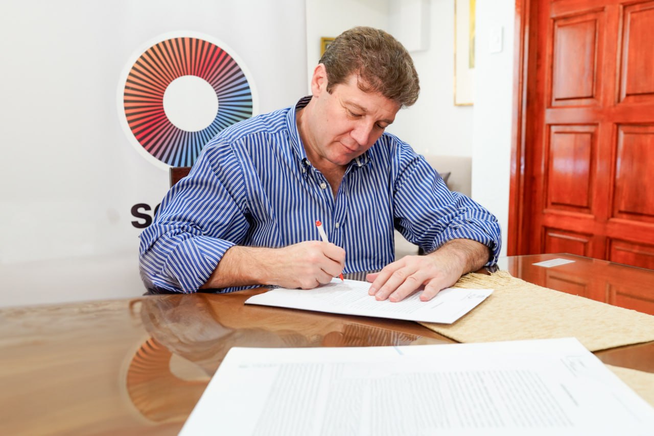 Melella firmó un acuerdo con representantes de Tierra del Fuego Energía y Química S.A.