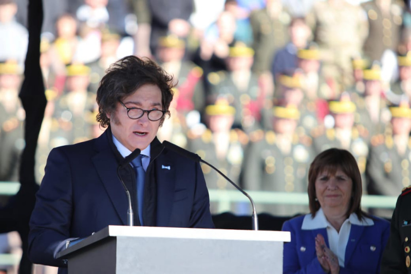 Milei encabezó el acto de juramento por el Día de la Bandera