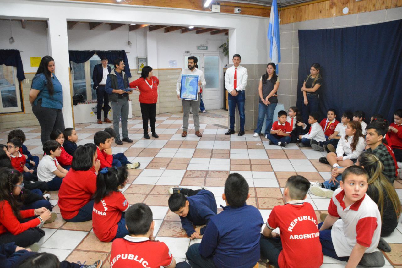 El Municipio lleva la labor malvinizadora a instituciones de la ciudad