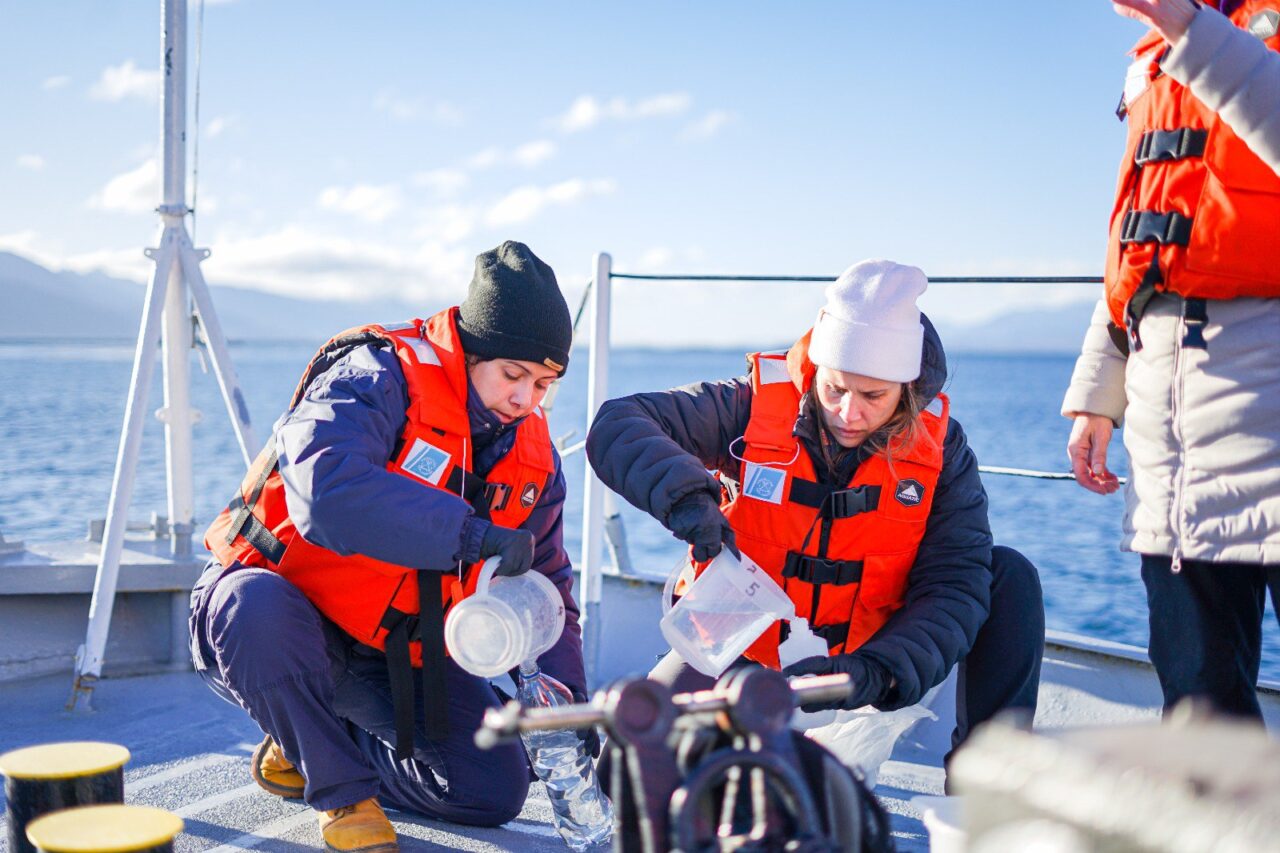 Miden la contaminación con efluentes cloacales del Canal Beagle y la bahía de Ushuaia