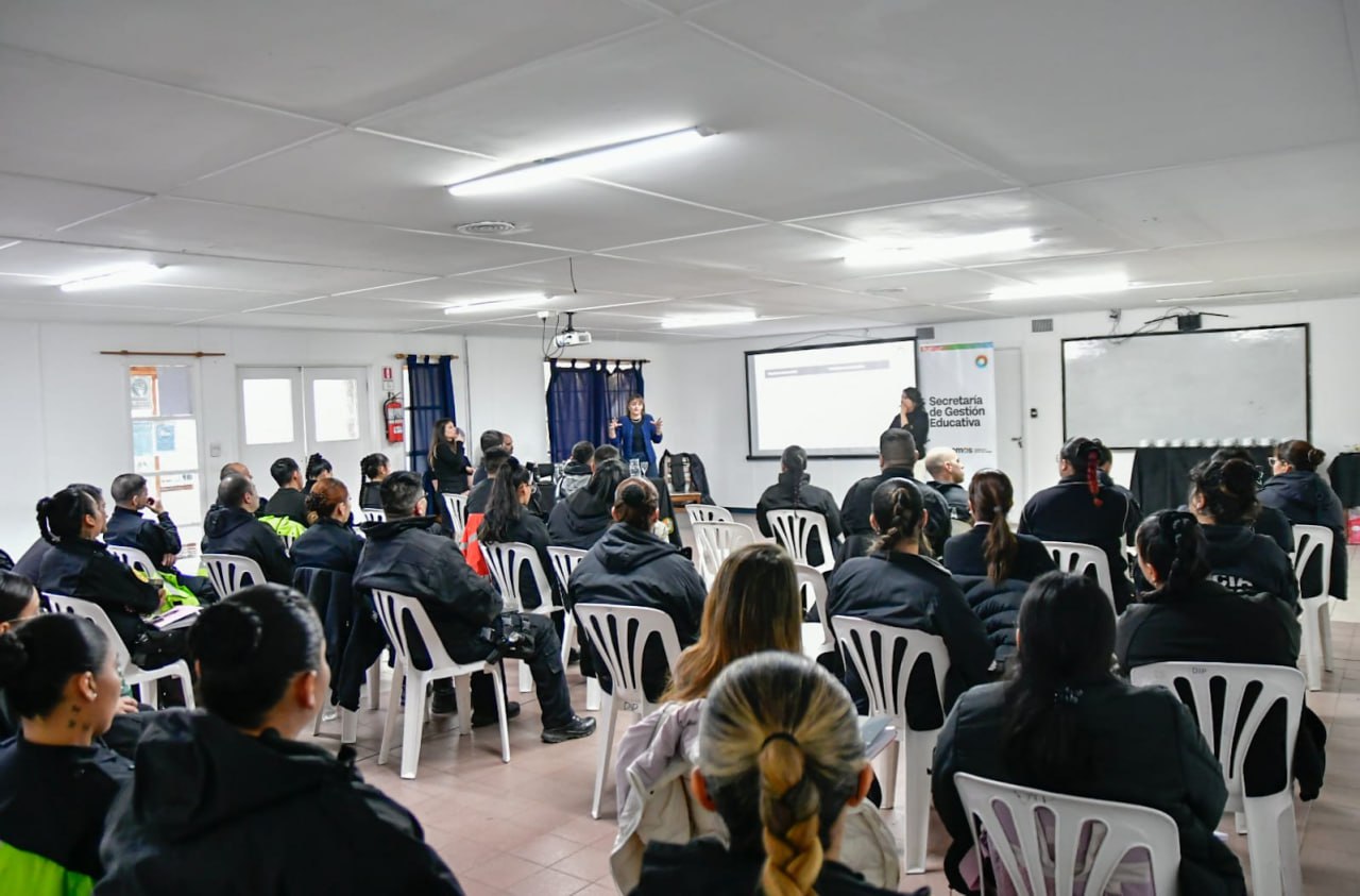 Realizan talleres sobre comunicación con personas sordas