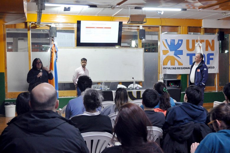 Abrieron la Semana de la Ingeniería con una exposición sobre plantas de diálisis