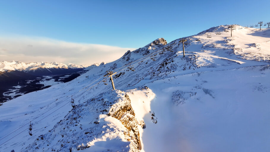 Vista aérea panorámica desde la cima de Cerro Castor al atardecer