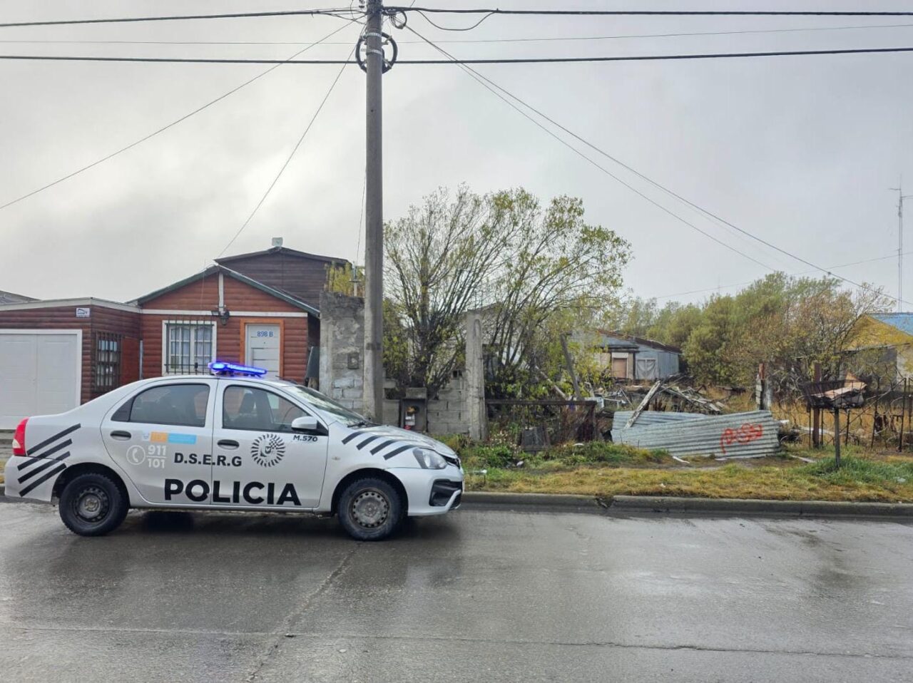 La policía detuvo a 3 personas por un robo en un comercio de la ciudad