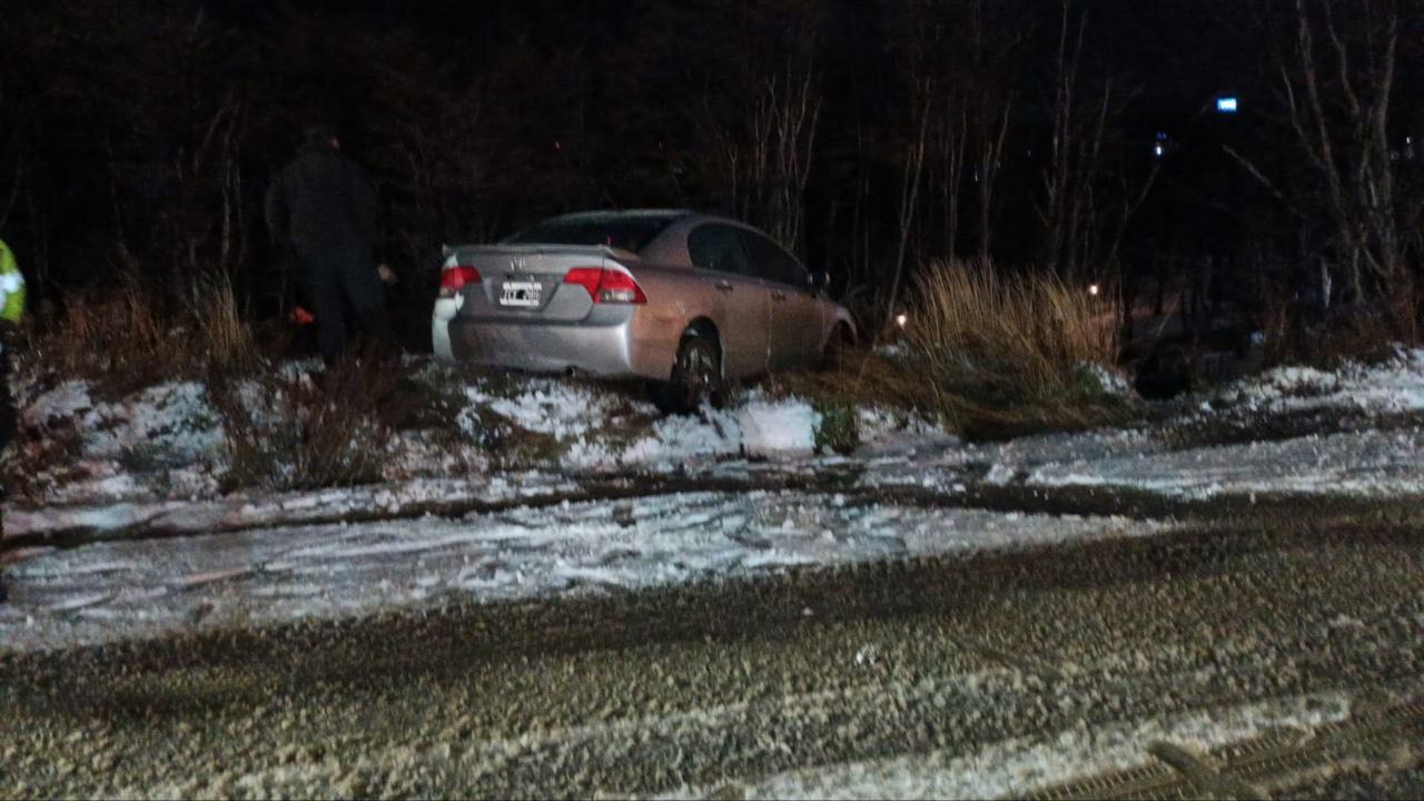 Un vehículo despistó sobre el ingreso de Ushuaia