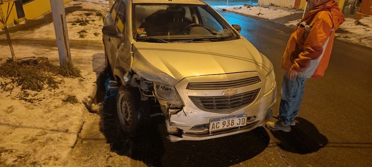 Se descompensó mientras manejaba y chocó un auto estacionado
