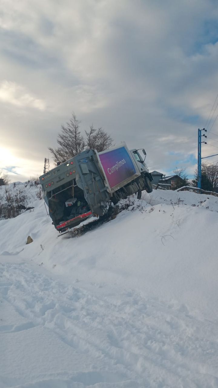 Calzada resbaladiza provocó que el camión de la basura bloquee una calle en Ushuaia