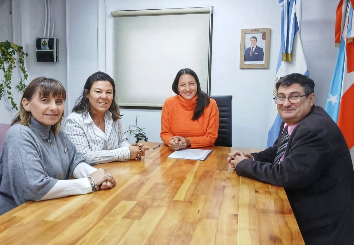 Acuerdan pasantías no rentadas para estudiantes de secundaria