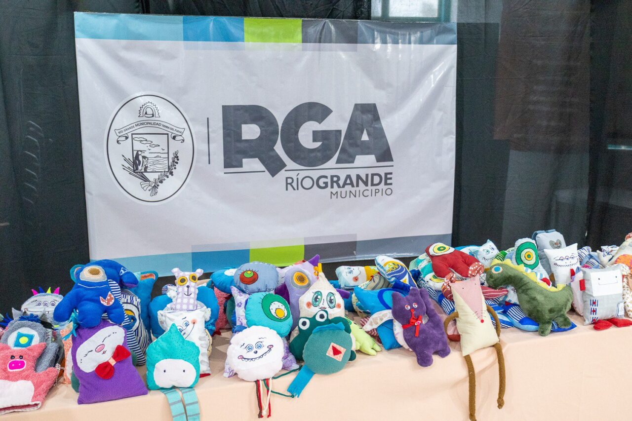 Confeccionan muñecos para regalar en el Mes de las Infancias