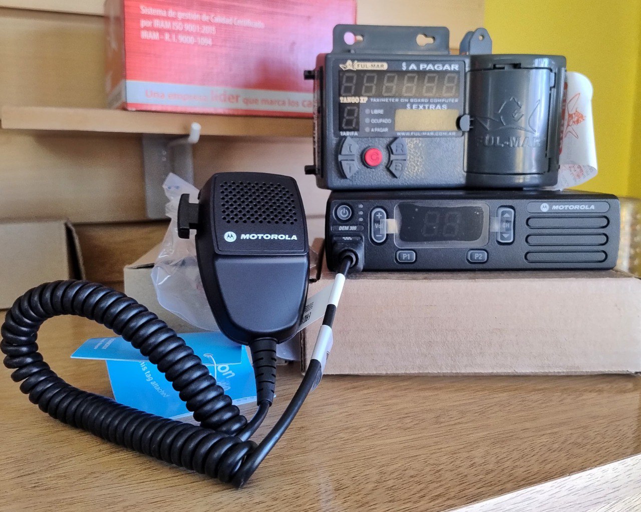 Entregan equipos de comunicación para taxis y remises