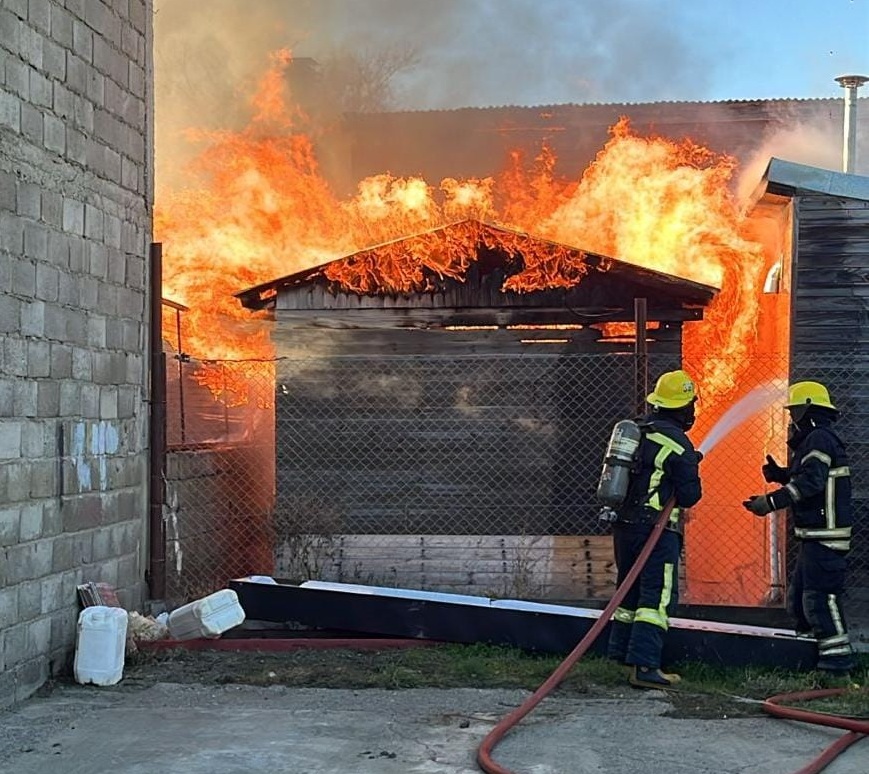 Un incendio en calle Moyano afectó tres viviendas