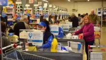 Cajeras atendiendo a clientes en un supermercado argentino