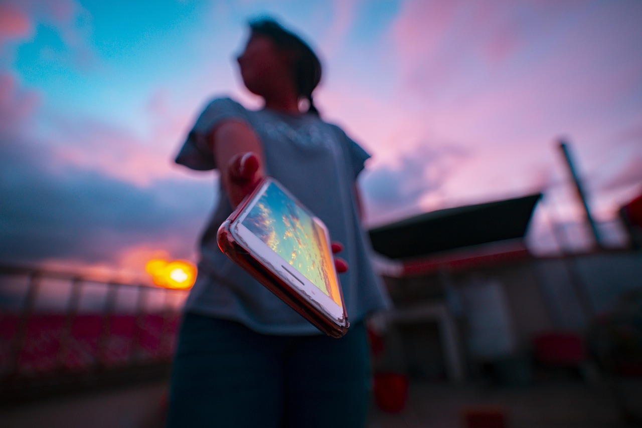 Tendinitis y dolores cervicales en niños y adolescentes por el uso del celular