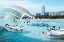Barcas y turistas disfrutando del agua frente a la Ciudad de las Artes y las Ciencias en Valencia