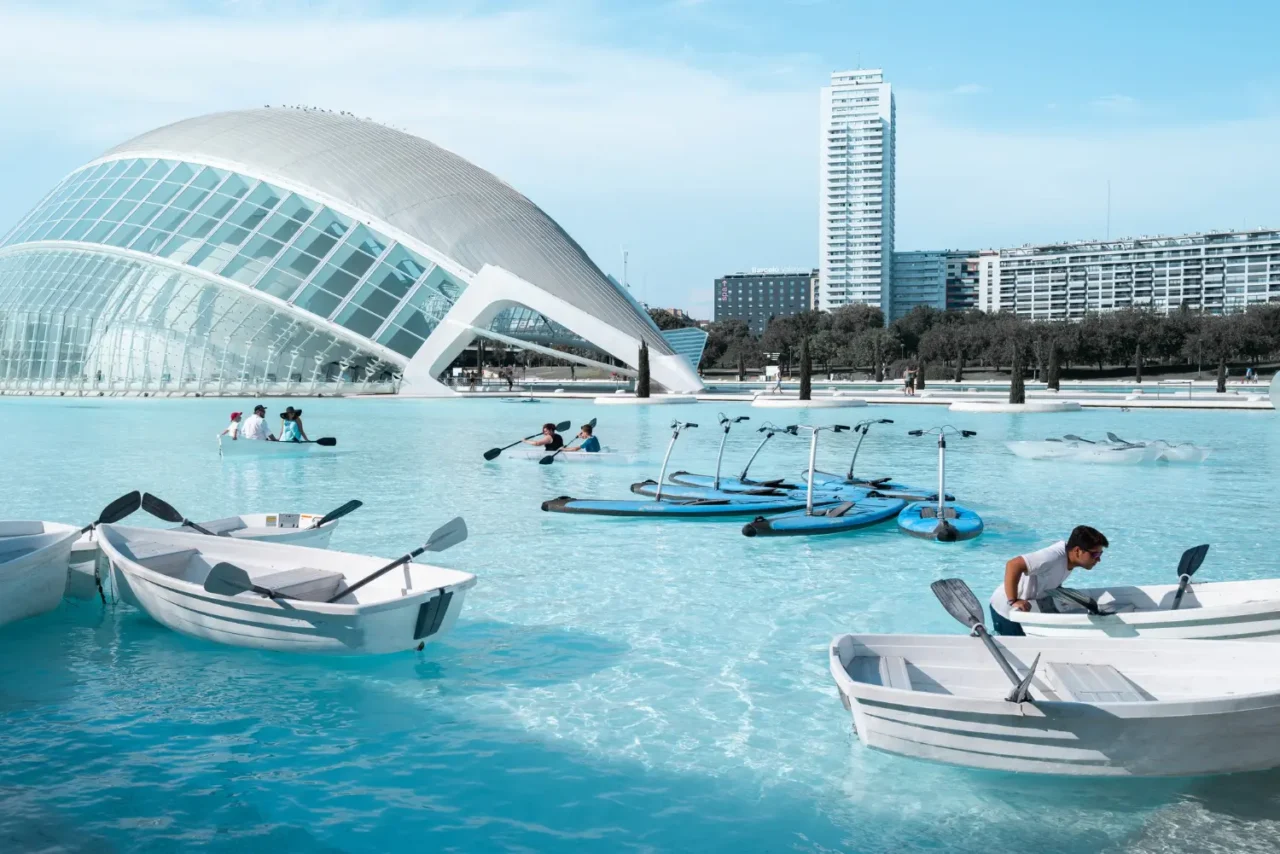 Barcas y turistas disfrutando del agua frente a la Ciudad de las Artes y las Ciencias en Valencia