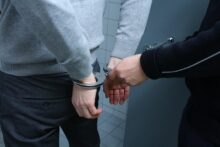 detenido justicia policia esposado delincuente