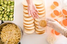 Entrega de comida con pan, pasta, galleta y jugo, en contexto de manipulación de alimentos
