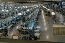 Línea de producción tecnológica en una fábrica moderna con iluminación LED en Tierra del Fuego