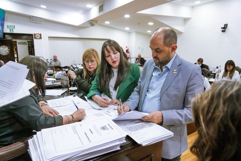 Casi a medianoche: la Legislatura aprobó la Ley de Financiamiento de la OSEF