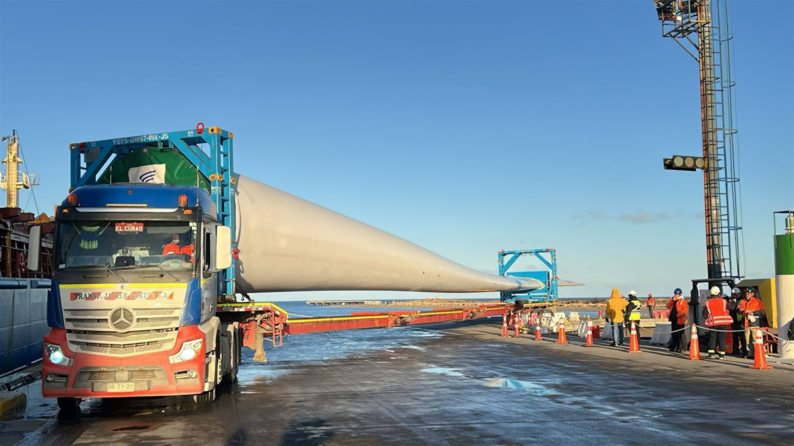 parque eolico tdf totalenergies aspa de uno de los aerogeneradores