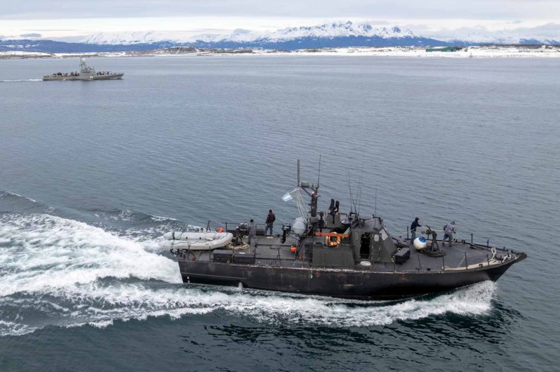 Autoridades de la Armada patrullan el espacio marítimo y supervisan operaciones navales