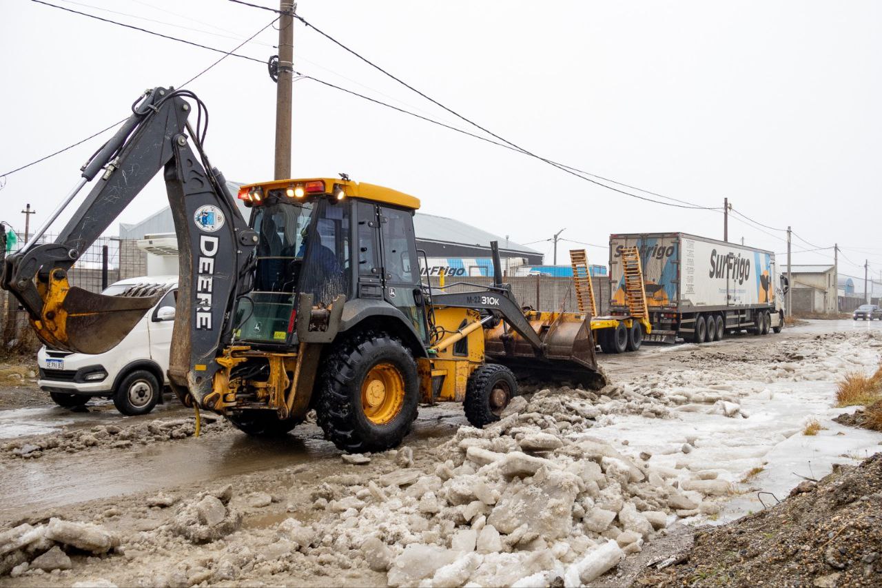 Siguen los trabajos de limpieza de hielo y escarcha