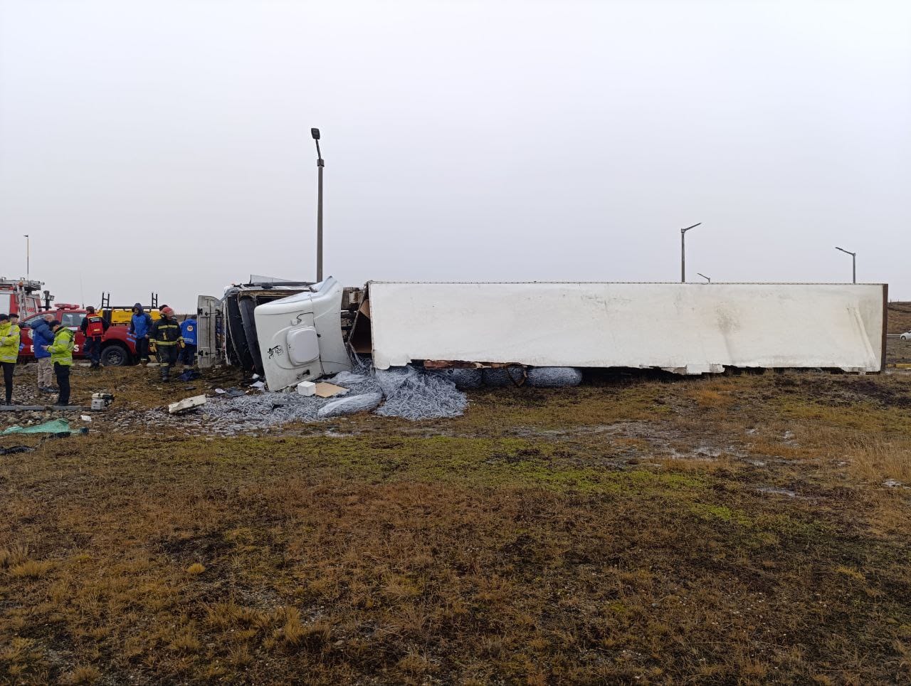 Rescataron a un camionero tras un vuelco en la rotonda de Circunvalación