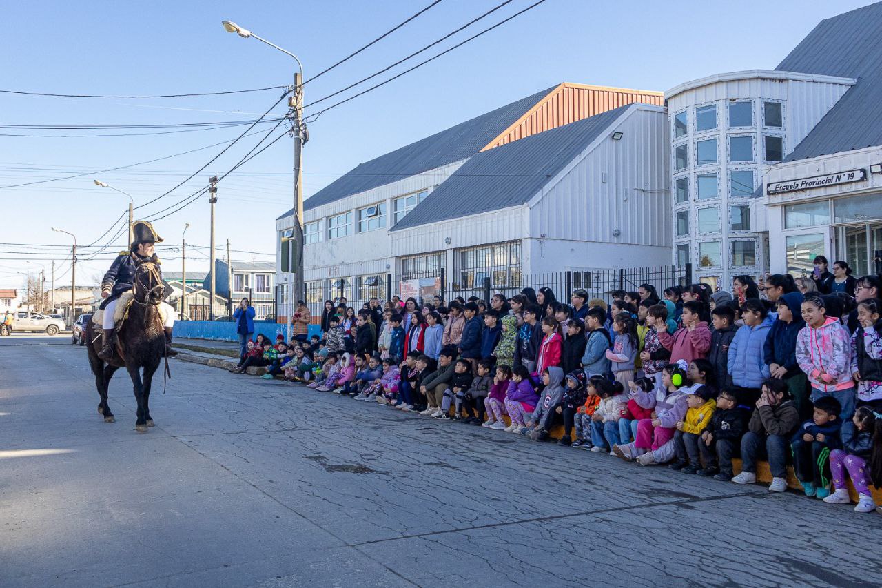 El Gral. San Martín visitó las escuelas, dejando un gran mensaje en los estudiantes