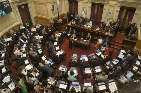 Nuevamente los senadores se aumentaron el sueldo