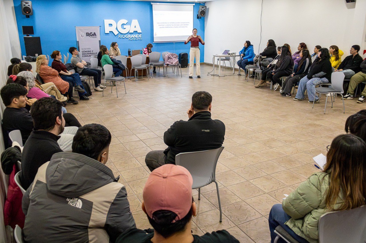 Agentes municipales se capacitan en atención al público