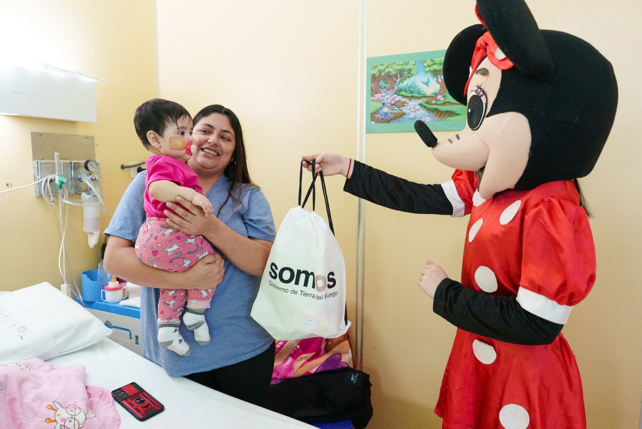 Entregan presentes a niños y niñas internados en los hospitales