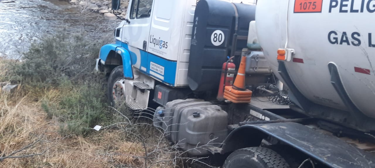 Susto en la madrugada : volcó un camión con gas en el puente del Río Olivia