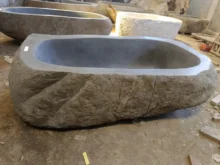 Bañera artesanal de piedra natural en taller de fabricación