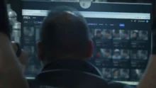 Pantalla de computadora mostrando búsqueda en base de datos de rostros con software IREX