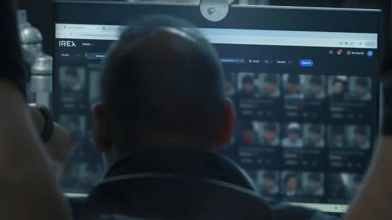Pantalla de computadora mostrando búsqueda en base de datos de rostros con software IREX
