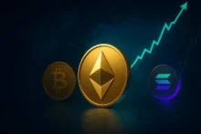 Monedas de Ethereum, Bitcoin y Solana con gráfico ascendente representando el récord histórico y el ETF de staking
