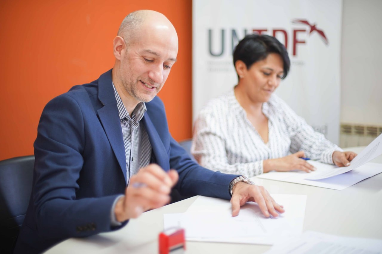 La Agencia de Innovación y la UNTDF firman convenio de colaboración